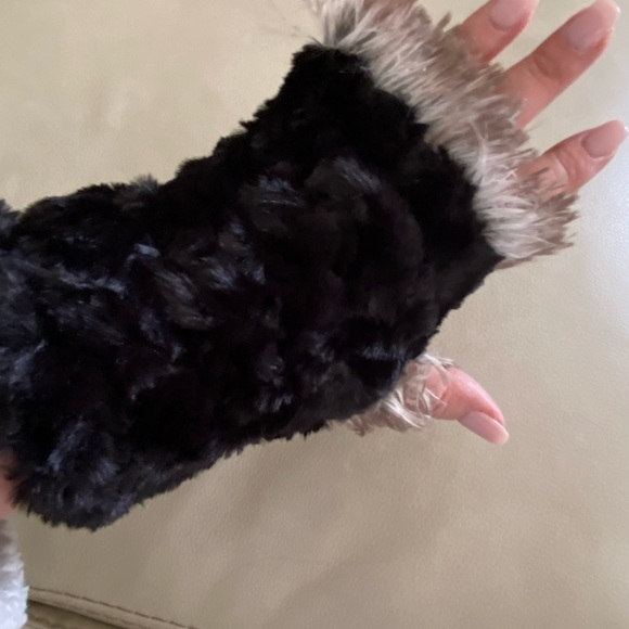 Fingerless faux fur gloves - Picture 2 of 3